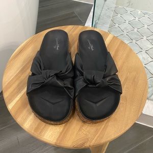 Universal Thread Sandals
